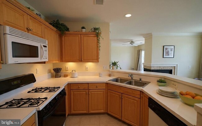 Building Photo - 45460 Conductor Terrace Unit 300