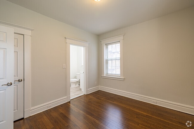 1BR, 1BA w/Dining Area - 671SF - Bedroom