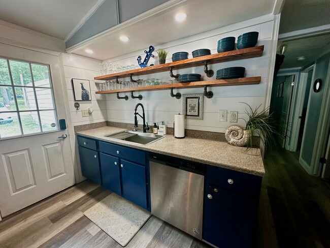 Photo - 4 Bedroom House with Lake views!