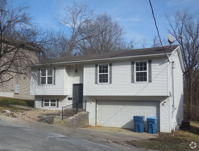 Building Photo - 3 Bedroom 2 Bath Bi-Level Home w/ Two Car ...