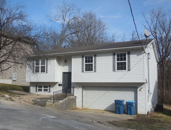 3 Bedroom Bi-Level Home w/ Two Car Garage! - 3 Bedroom Bi-Level Home w/ Two Car Garage!