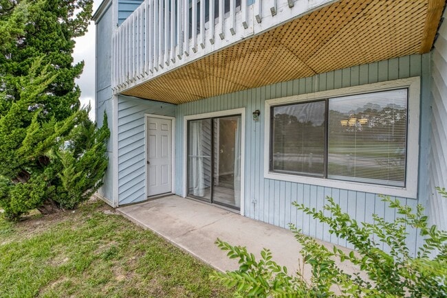 Building Photo - 2 bedroom 1 bath condo - Hampstead Unit 1