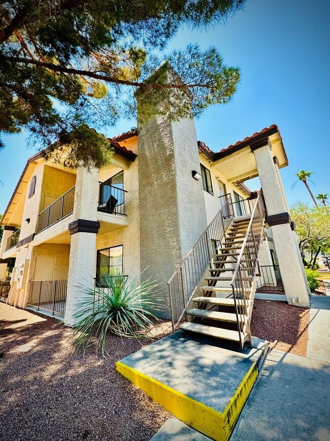 A Cozy 2 bedroom 2 bathroom with patio dow... - A Cozy 2 bedroom 2 bathroom with patio dow... House