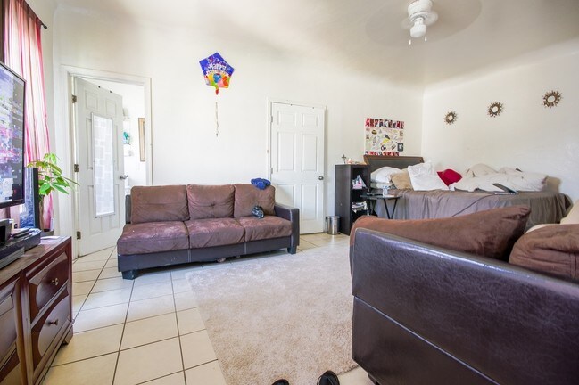 Interior del estudio - 7004 Middleton St