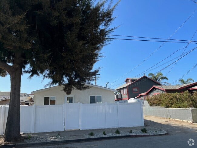 Building Photo - 24 W Simpson St Rental