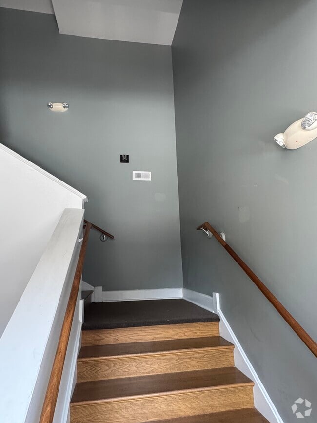 Building Photo - 3101 W Cary St Unit apt B