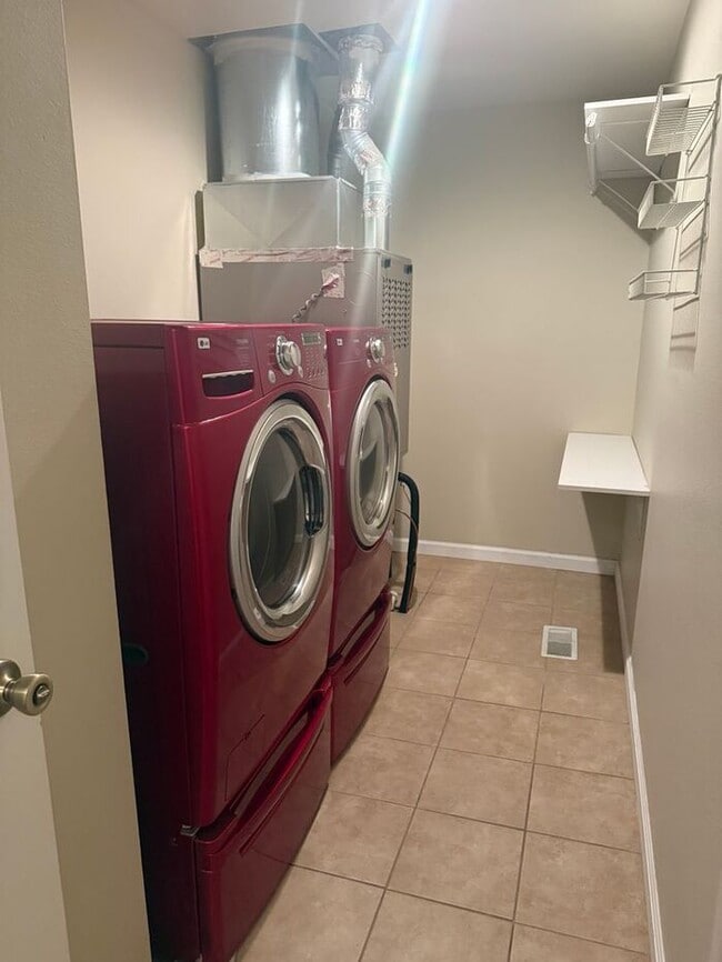Spacious 3-Bedroom Home in Reno with a Large Backyard