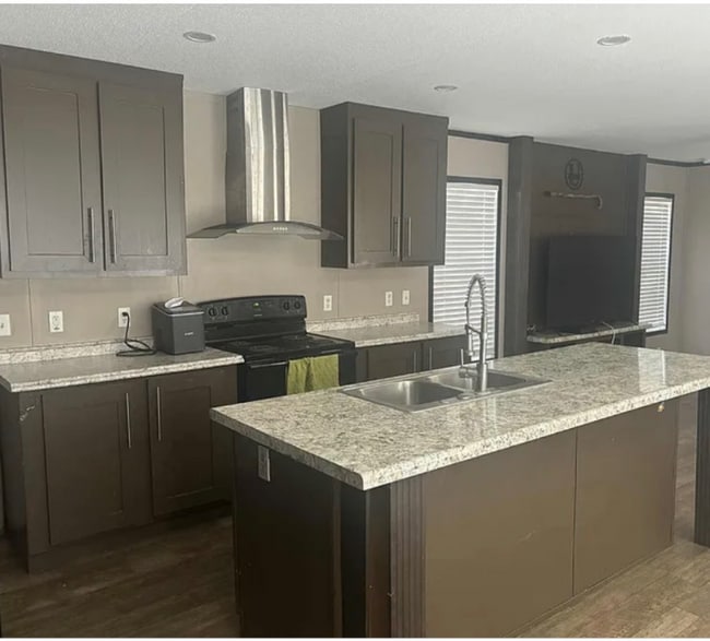 Photo - 911 Little Ln