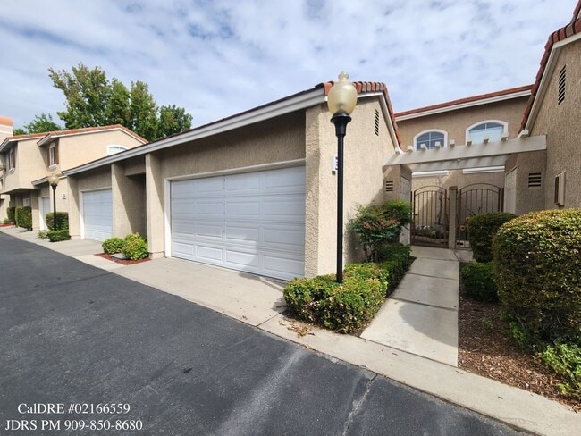 Building Photo - Rancho Cucamonga 3 Bedroom Condo