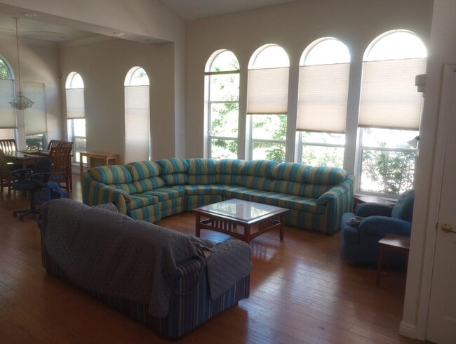 Photo - 5409 Royal Oak Dr NE