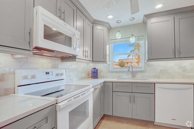 Building Photo - 18081 SE Country Club Dr Unit 1-2 Rental