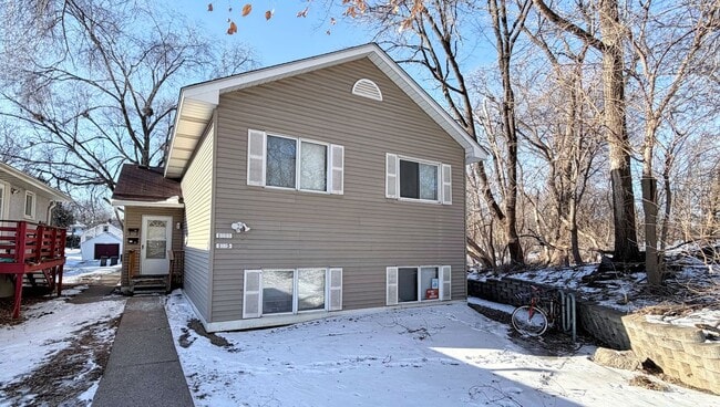 Building Photo - Spacious 3-Bedroom just off Como Ave! Unit 1033