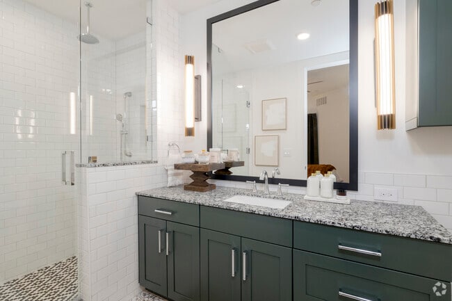 2BR, 2BA - 1,150SF - Main Bathroom