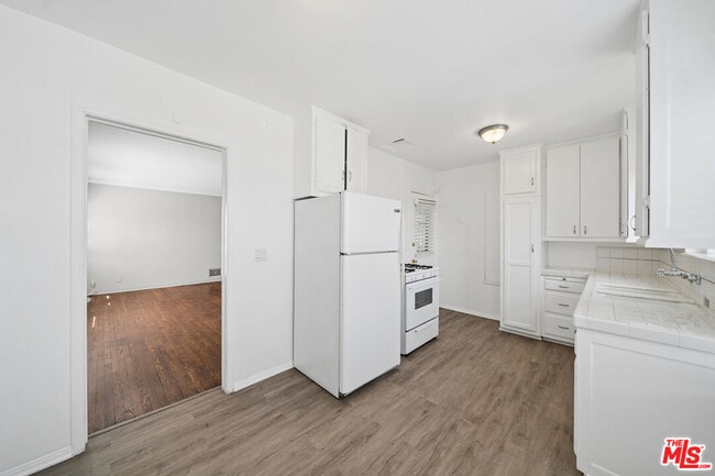 Photo - 1402 N Mansfield Ave Unidad 1402 1/2