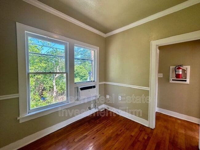 Photo - 320 College St