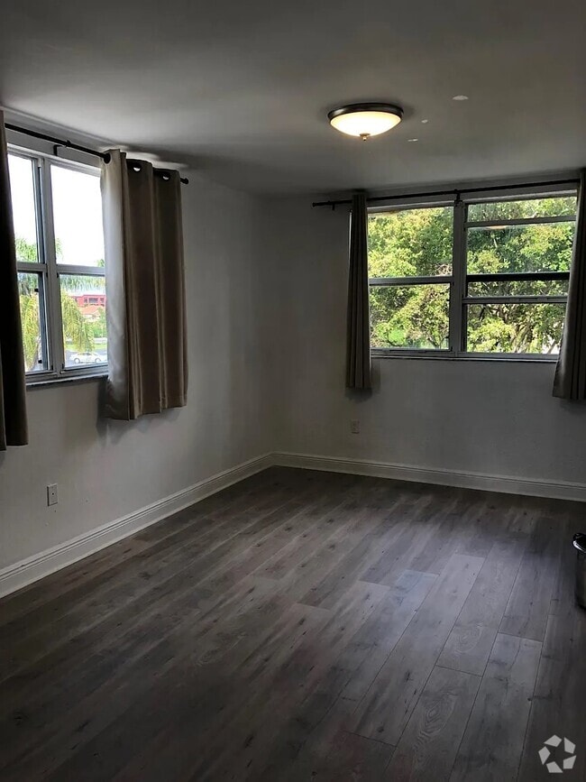 Building Photo - 8255 Lake Dr Unit 301 Rental