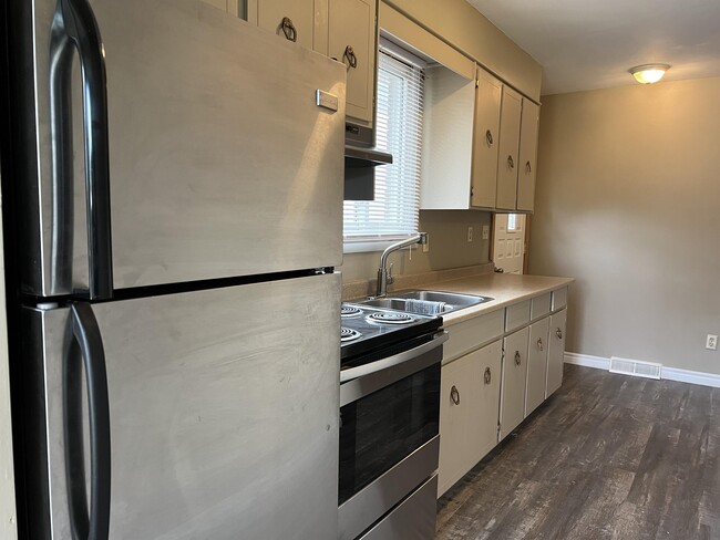 Photo - 85 Gladstone Ave