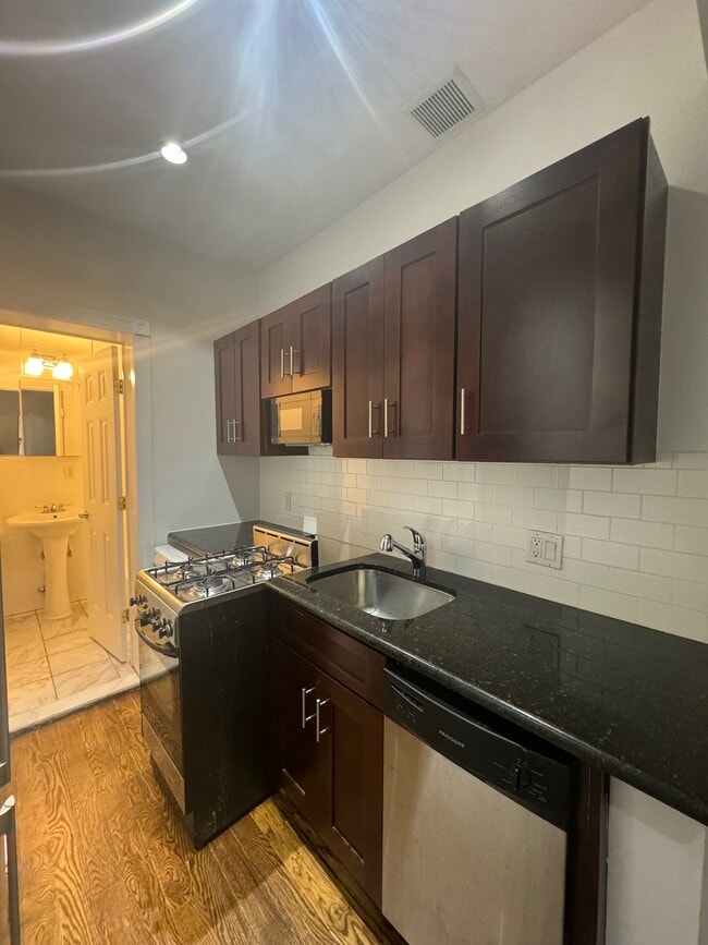 Building Photo - 7 Bleecker St Unit 2B Rental