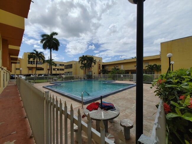 Photo - 1555 W 44th Pl Unidad 322