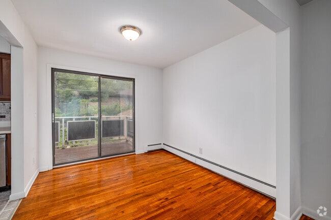 2BR, 2BA - 977SF - Dining Room