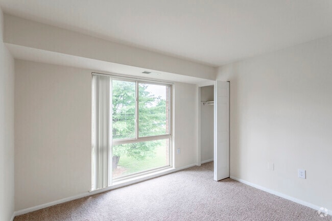 2 BR, 1 BA - 885 SF