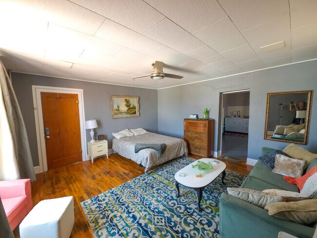 Photo - 230 W 1st St