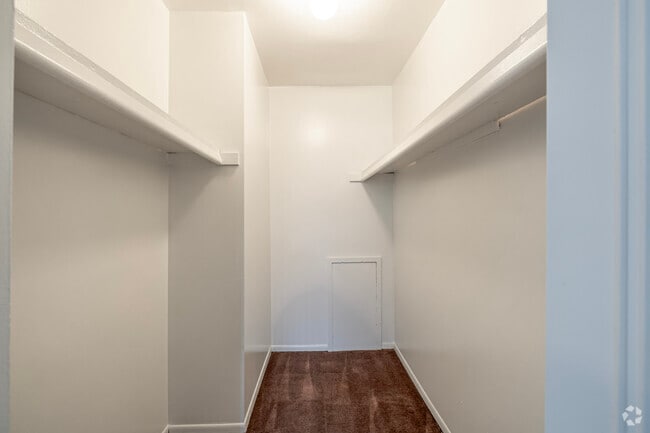 1BD, 1BA - 700SF - Primary Closet