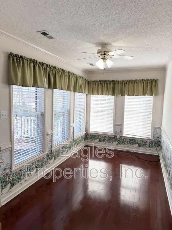 Photo - 107 Roundtree Ln