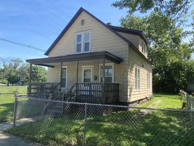 Building Photo - 3 Bedroom House, Champaign IL
