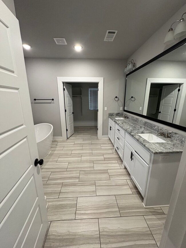 Photo - BEAUTIFUL HOME IN GREAT LOCATION!