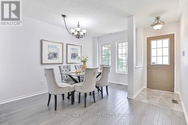 Photo - 852 Taggart Crescent