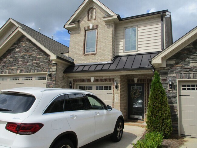 Inviting Townhouse with Garage For Rent in... - Inviting Townhouse with Garage For Rent in...
