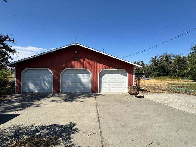 Photo - West Valley 3 bedroom country home with 3 ...