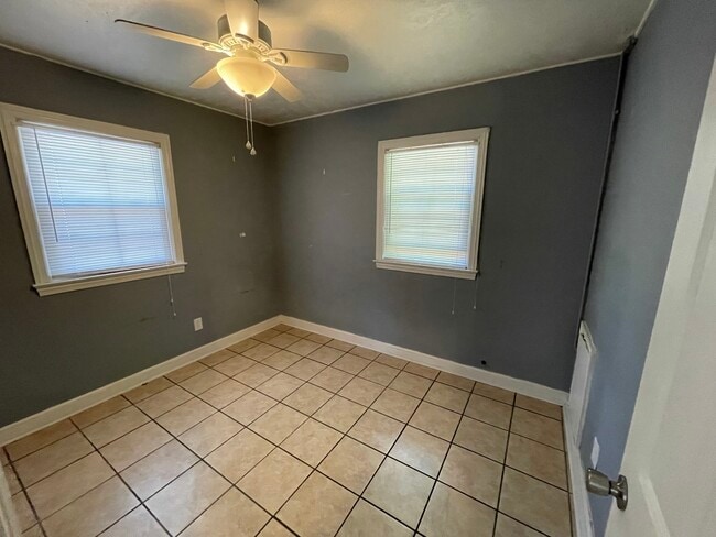 Photo - 817 W Marion St