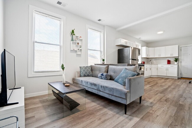 Photo - Urban Living: Spacious 2-Bedroom Haven in the Heart of Chicago! Unit 3R