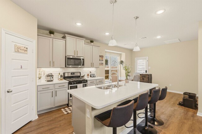 812 Coronado Ter Ln