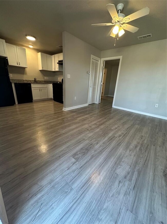 Building Photo - 901 Parmer Ave Unit 5