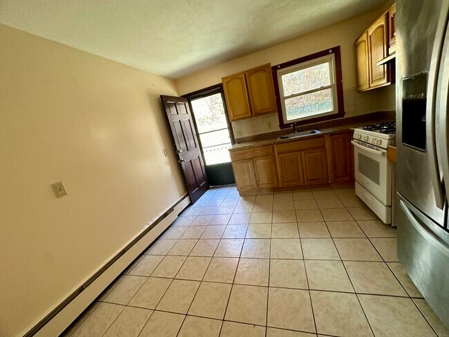 Photo - 64 Niagara St