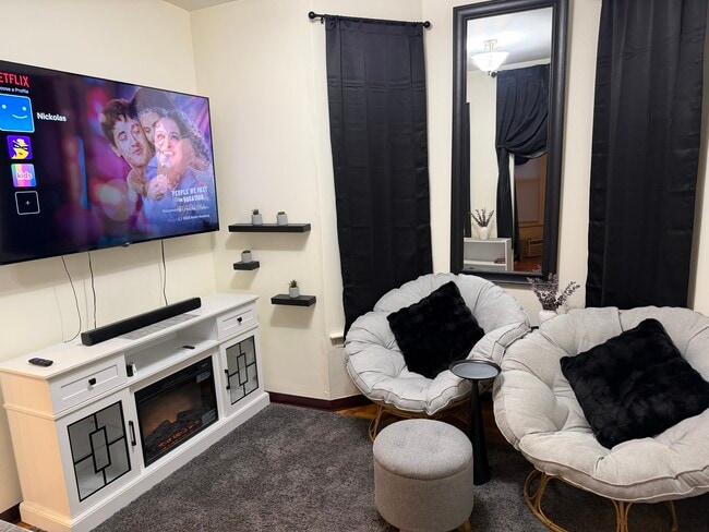 6 Woodbine St Unit Big & Cozy