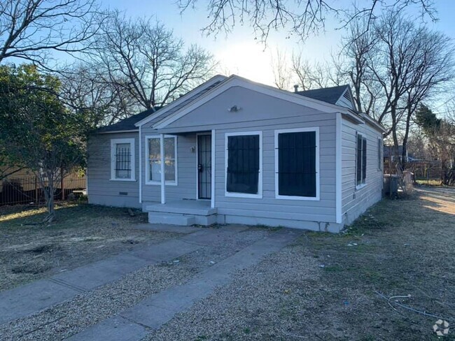 Building Photo - COMING EARLY APRIL 1ST! 3 Bed 2 Bath House...