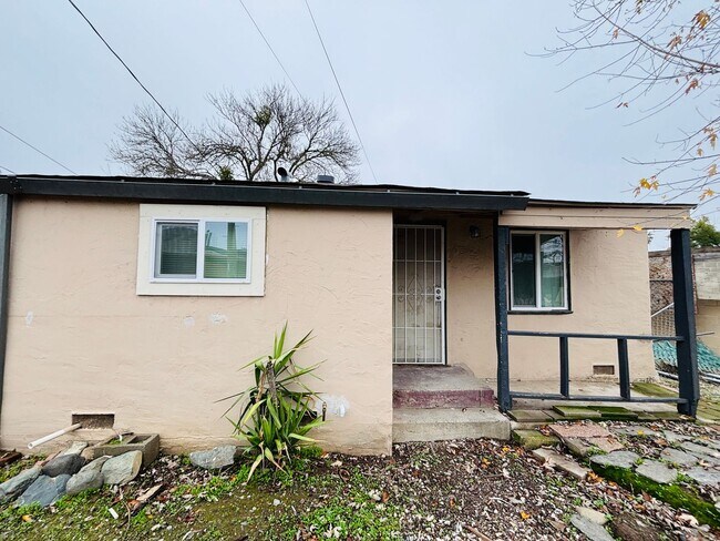 Photo - Cute Refurbished Studio Home.
