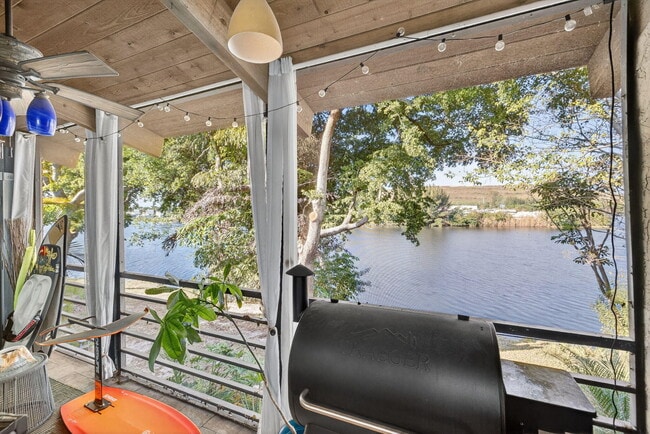 Building Photo - 4491 Crystal Lake Dr Unit 201a