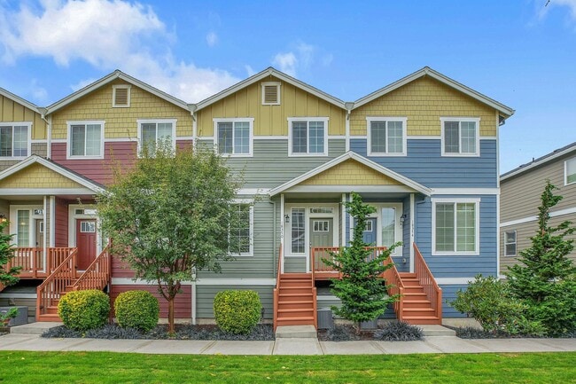 Building Photo - Beautiful Townhome, conveniently located