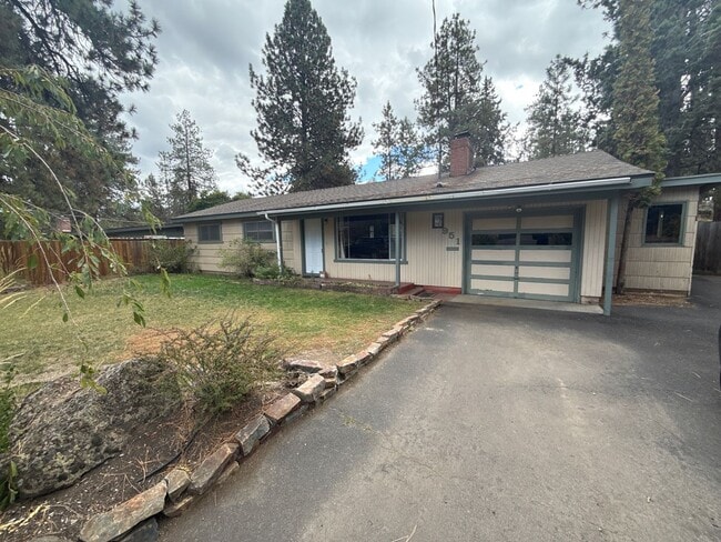 Building Photo - AVAILABLE SHORT TERM! Midtown 3 Bedroom Ho...
