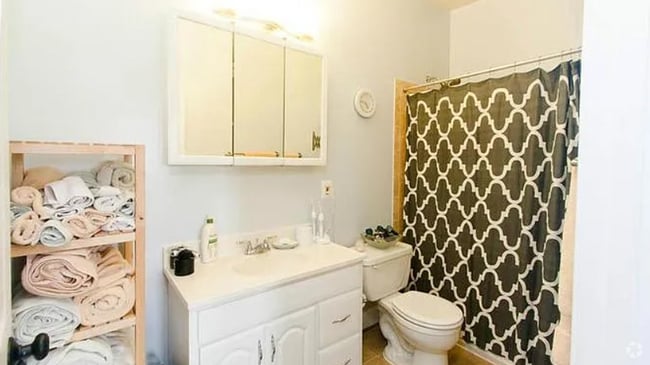 Building Photo - Charming Rowhouse Retreat in the Heart of DC!