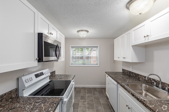 1 BD, 1 BA (630sqft) - Kitchen