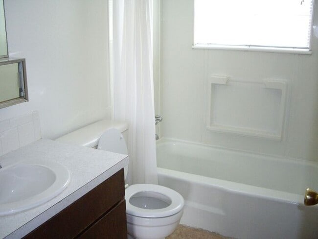 Photo - Beautiful 2 Bedroom Town Home! INCLUDED IN RENT: Water/Sewer/Gas/Trash
