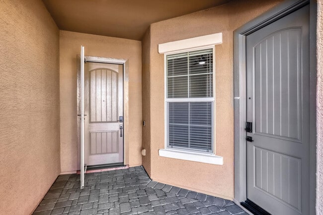 Building Photo - 8723 W Vista Ave