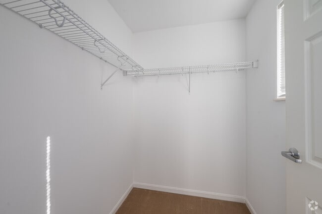 Townhouse 3BD, 1.5BA - 1,337SF - Walk-In Closet - Tremont Pointe Apartments