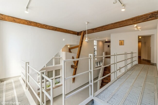 Photo - 726 W 18th St Unit 1F